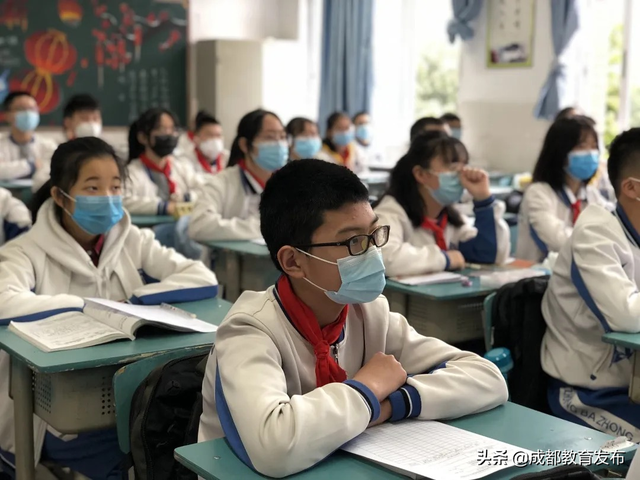 直击成都高二、初二开学第一课，一场致敬逆行的爱国教育