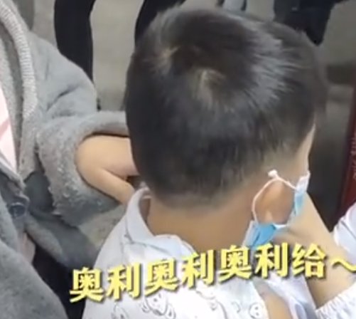 青岛一男孩打疫苗…全程崩溃式求情！针头扎下去的一刻：我要去世了，再见了妈妈