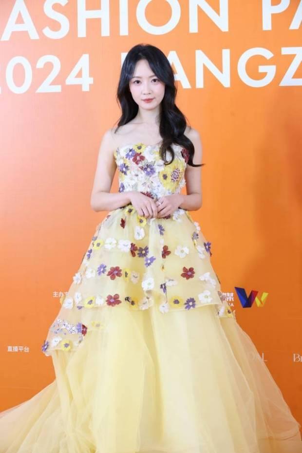 秦牛正威官宣分手后首亮相 穿抹胸花裙气色好