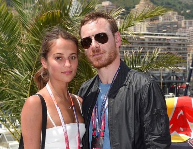 外媒曝“法鲨”“坎妹”下月大婚!相识三年修成正果