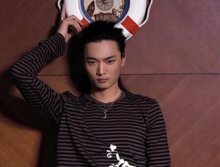 《凤在江湖》播出19年，男主因故退圈，两位女主生活美满