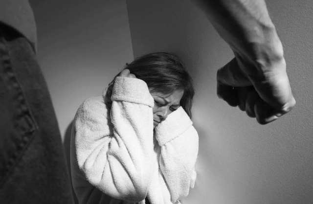 从贫家女到交际花，曾因美貌搅动英国政坛，晚年沦为落魄大妈