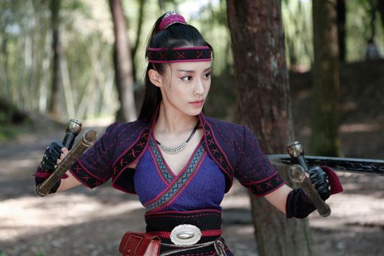 袁百梓卉《大侠日天》白衣清新 展现多面魅力