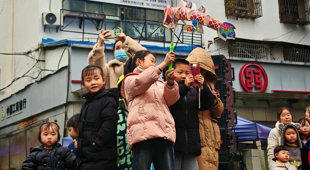 正月十五张家界全民狂欢,国际友人也来“闹”元宵