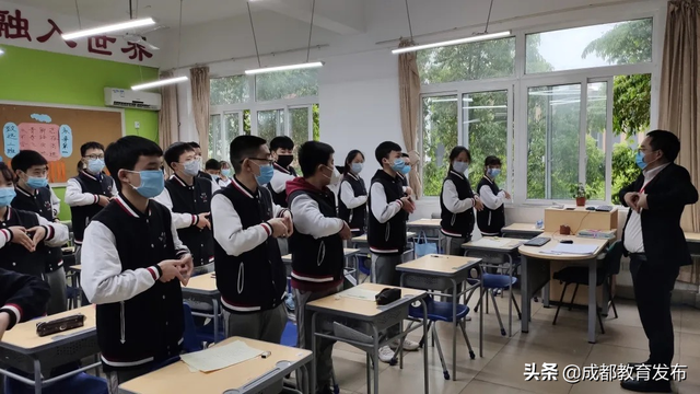 直击成都高二、初二开学第一课，一场致敬逆行的爱国教育