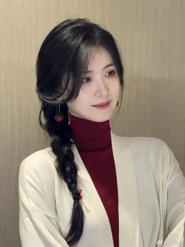 村里有个姑娘叫小芳，辫子粗又长！