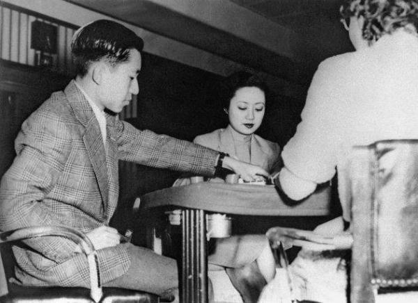 “我是王子。”“不,在这里你叫吉米。”这个神秘组织,把天皇从神的儿子变成普通人?