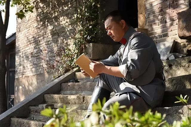 55岁董勇巴黎被偶遇，满头白发长胡子又老又胖，妻女玩手机太入迷