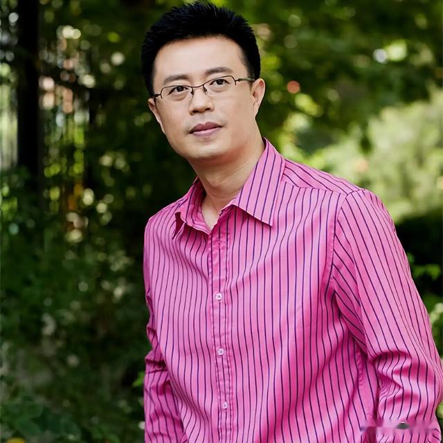 白燕升,结婚九个月妻子瘫痪不抛弃,45岁离开央视,50岁儿女双全