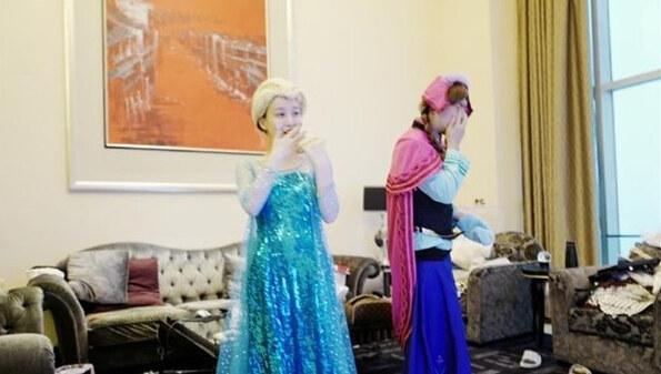 电竞三丑white卢本伟55开反串COS安娜公主