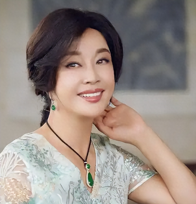 让人唏嘘！一代影星“刘晓庆”老家选墓地，素颜老人装扮引热议