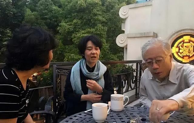 焦晃现状曝光，行动不便靠助行器行走，与小30岁妻子住无电梯顶层