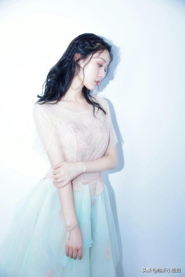 王子璇，高冷的清纯美少女，唯美颜值散发柔情之美，太迷人