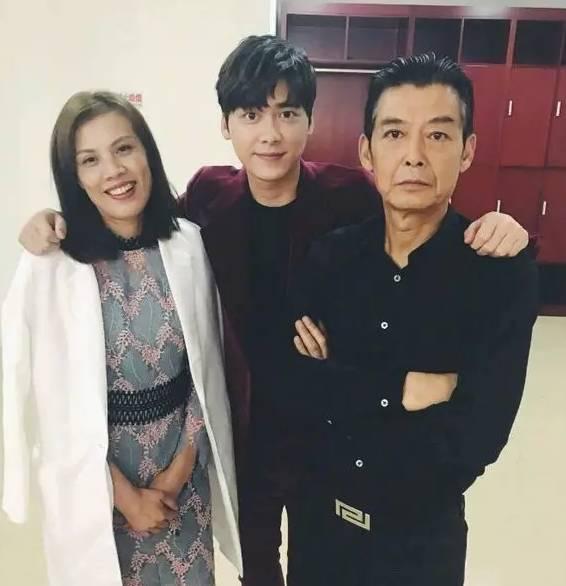 李易峰：父母眼里的大孝子，34岁仍未婚