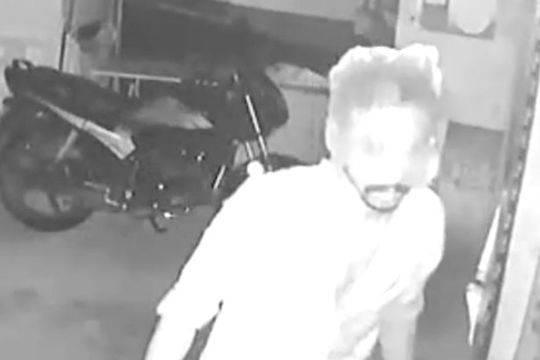 印度“最笨小偷”头戴透明塑料袋作案 样貌清晰可见还留下大量指纹