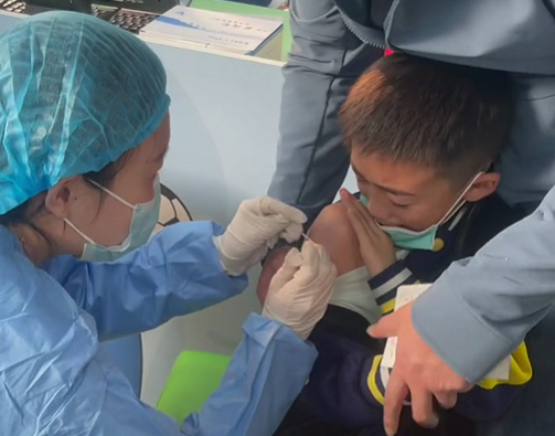 青岛一男孩打疫苗…全程崩溃式求情！针头扎下去的一刻：我要去世了，再见了妈妈