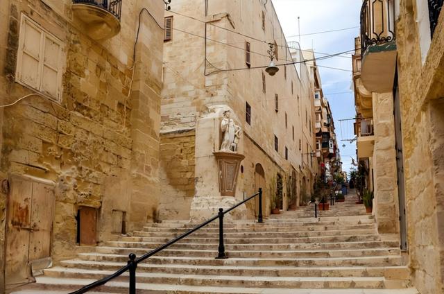 中世纪欧洲贵妇有多“脏”？在裙子里大小便，粪便和尿液无处不在