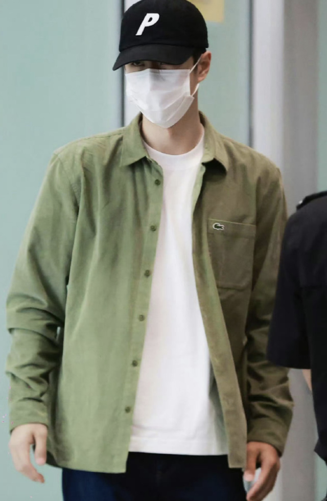 打脸黑子！王一博出发法网公开赛，身上没有疮，生病谣言不攻自破