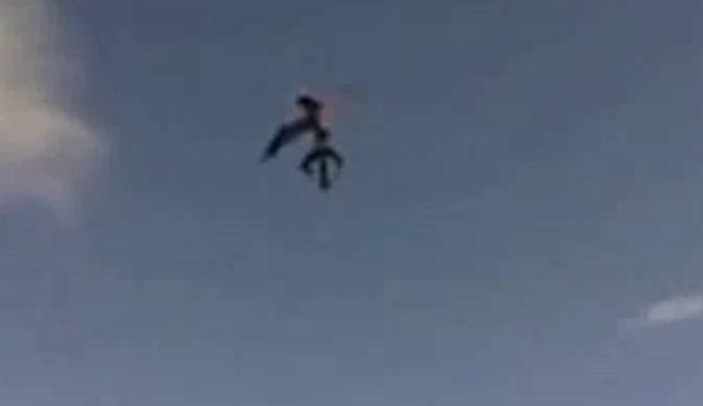 实拍，疑似天使降落房顶，全程被镜头拍下