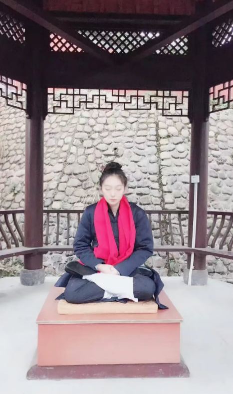 16年，东北美女画家离婚后，跑到江西出家当道士，如今怎么样了？