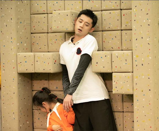 张继科被球难倒？好哥哥上线网友赞：太暖了