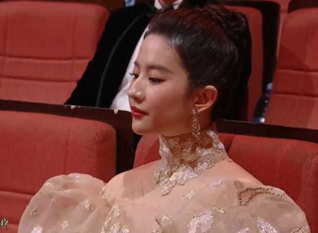 电影之夜内场座位暴露咖位!刘亦菲前排被嘲,朱一龙李易峰退后方