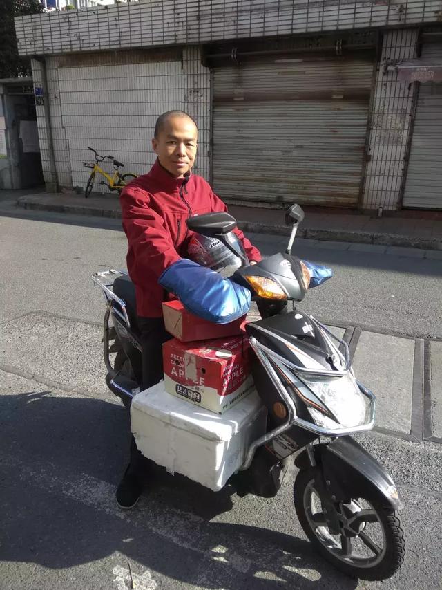 在云端里爱诗，在泥土里生活，在岁月中一直洒脱