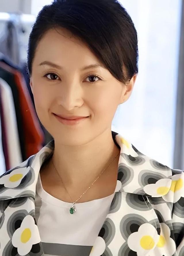 25岁被琼瑶捧红，为245万“出卖身体”，恋爱7天和丑男闪婚