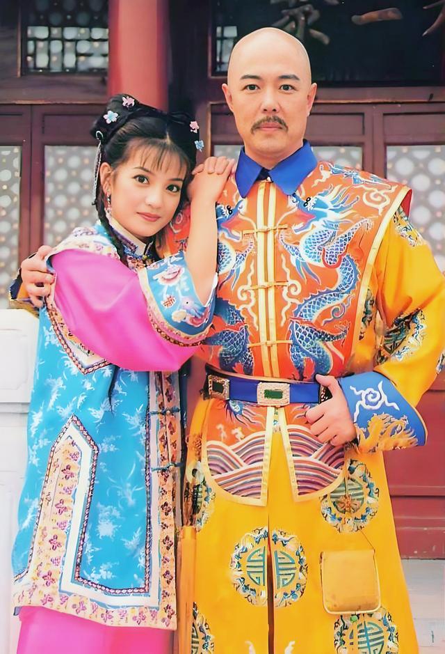 48岁赵薇现状：发福像大妈，哥哥离婚，父亲和公公去世