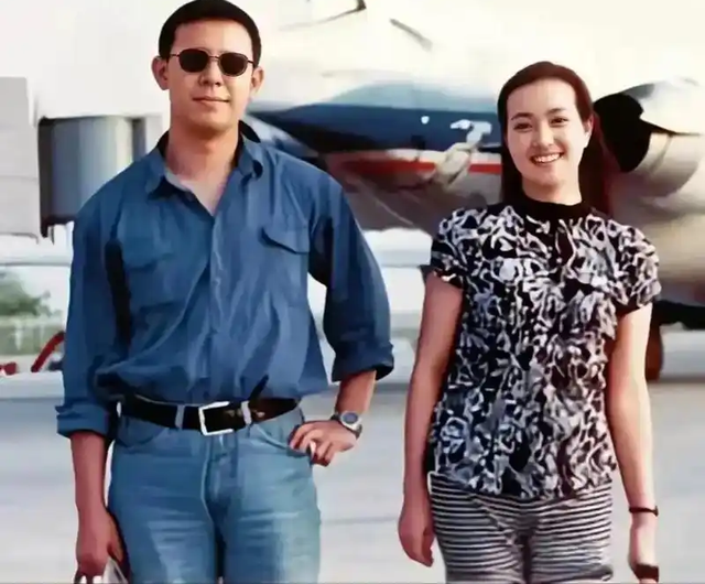 让人唏嘘！一代影星“刘晓庆”老家选墓地，素颜老人装扮引热议