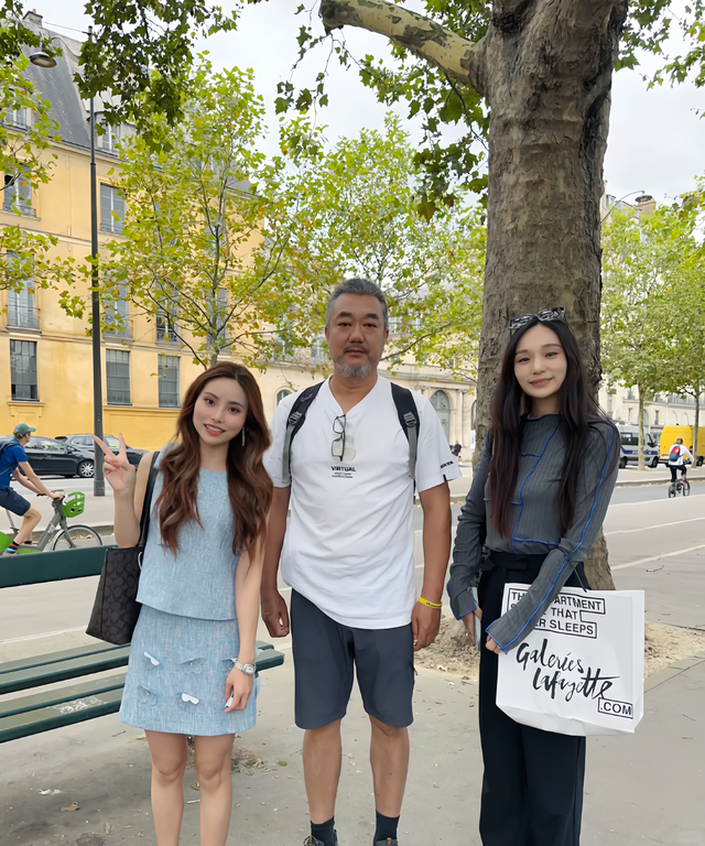 55岁董勇巴黎被偶遇，满头白发长胡子又老又胖，妻女玩手机太入迷