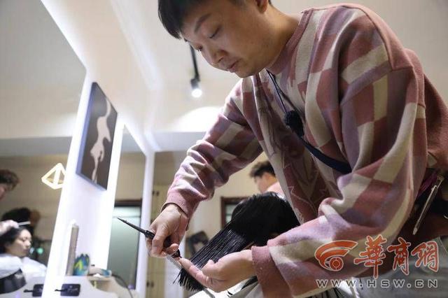 【步伐·新春走基层】理发师小阮：真诚对待每一名进店的顾客