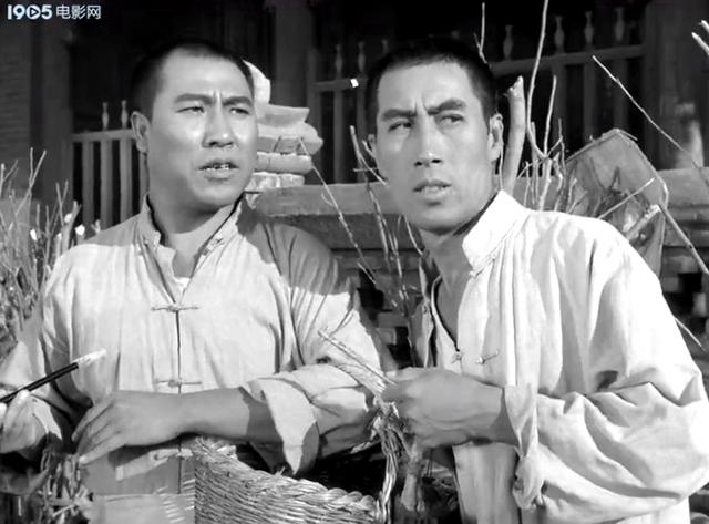 梁音主演的电影回顾：《冰山上的来客》与《三进山城》的感人瞬间