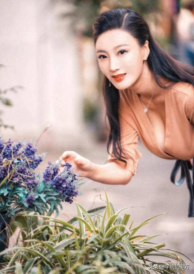 “人间尤物”王李丹妮：为帮初恋拍大尺度片却遭背叛，如今后悔吗