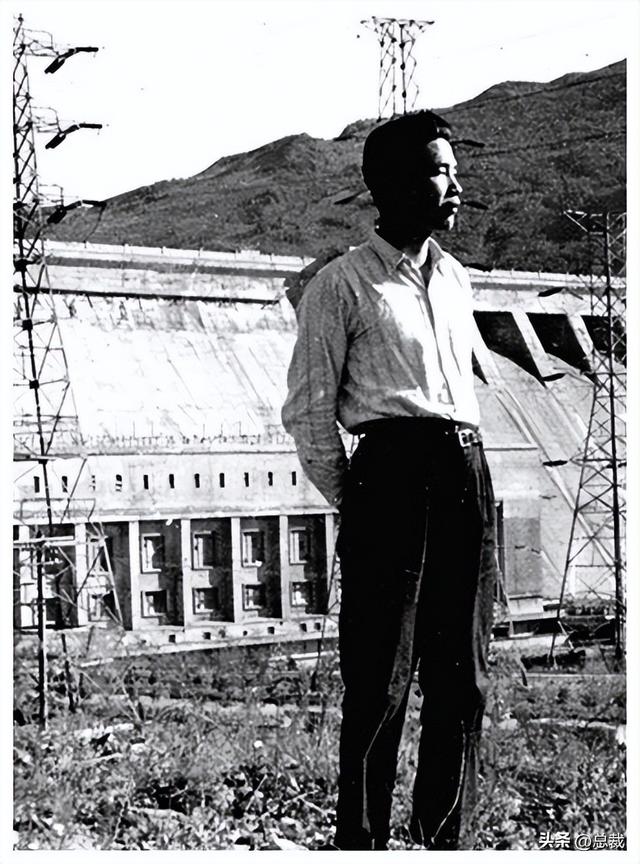 1965年,李鹏总理和儿子李小鹏、李小勇在北京,拍下的罕见合影