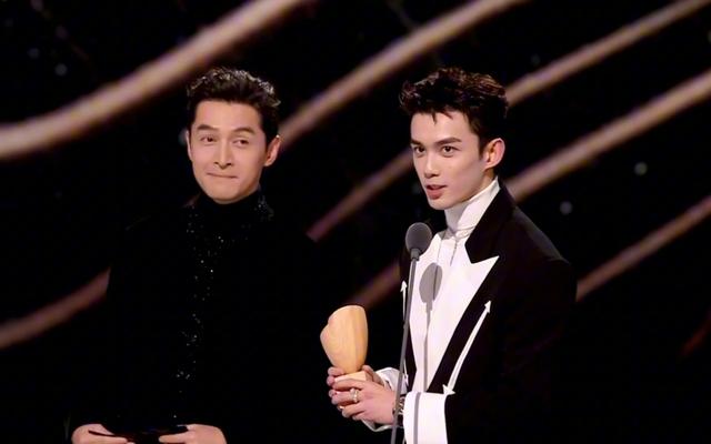 26岁吴磊皮肤黝黑 络腮胡 大秀胸肌和八块腹肌 小孩哥变大叔像胡歌