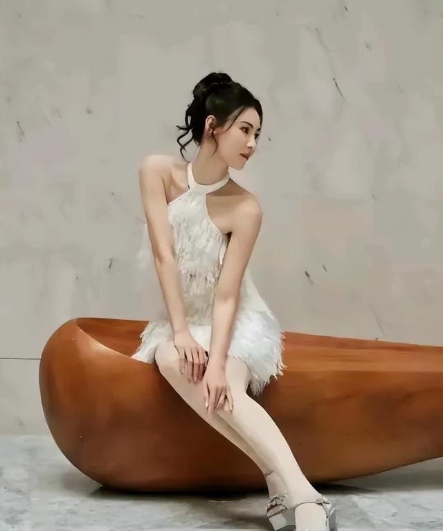 近况！张柏芝定居上海穿胶靴去买菜，太有意思了