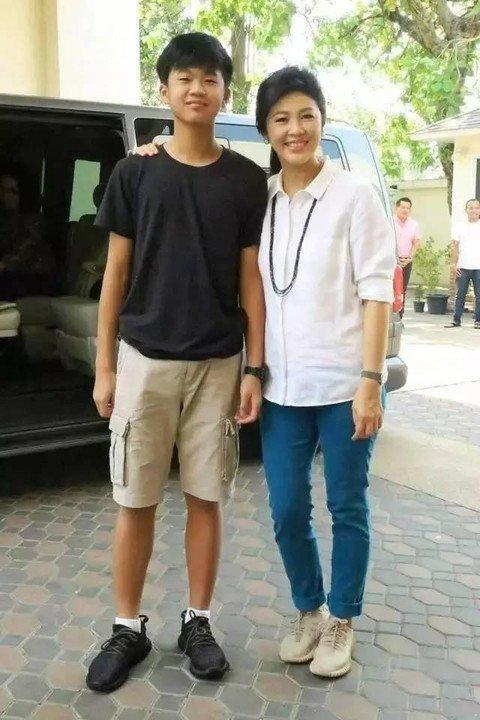 55岁英拉很幸福：全家在迪拜庆祝泼水节，18岁儿子和舅舅一个模子