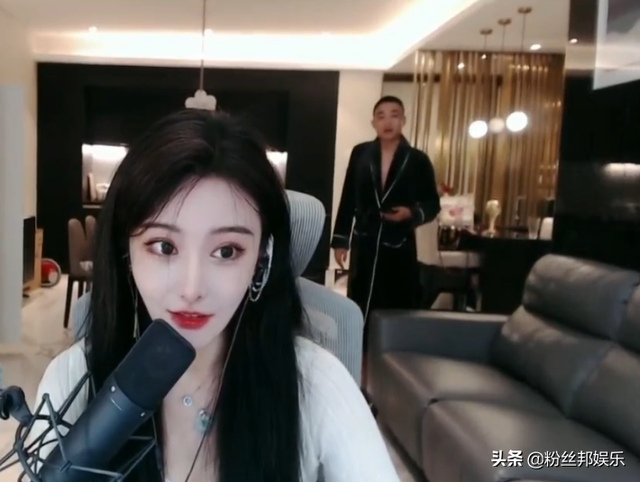 自“睡衣男”事件从未直播,虎牙墨子梦官宣恋情,男友身份未知