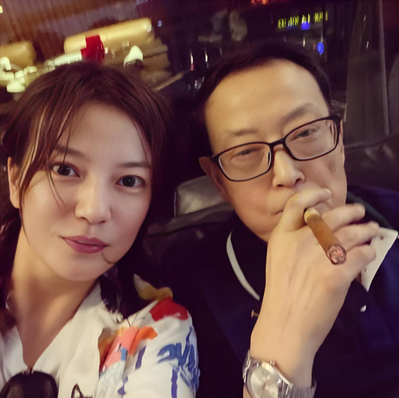 48岁赵薇现状：发福像大妈，哥哥离婚，父亲和公公去世