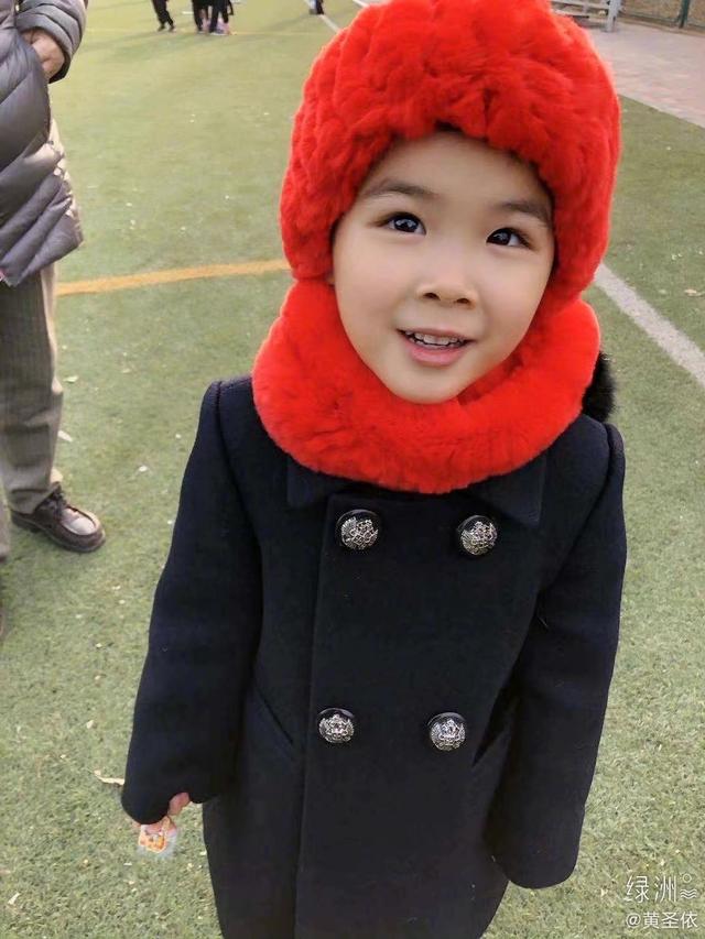 黄圣依晒小儿子安麟，眉眼似她翻版，小腹隆起被疑怀三胎？