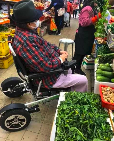 69岁洪金宝身形暴瘦，安居上海亲自现身买菜，坐轮椅俩保镖护航