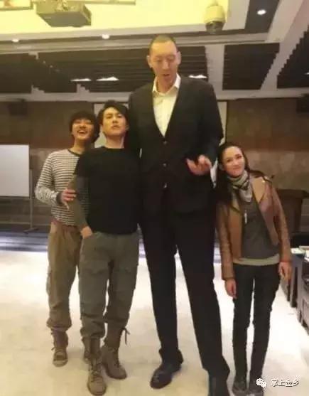 山东金乡人靳东上了新闻联播，被表彰“德艺双馨”