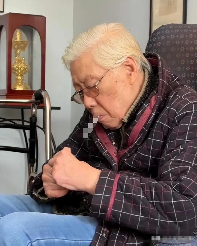 焦晃现状曝光，行动不便靠助行器行走，与小30岁妻子住无电梯顶层