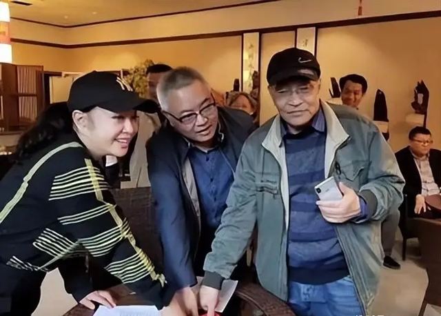 让人唏嘘！一代影星“刘晓庆”老家选墓地，素颜老人装扮引热议