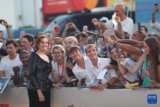 美国演员西格妮·韦弗获第81届威尼斯电影节终身成就金狮奖