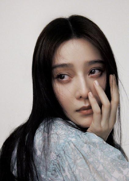 范冰冰重登国内杂志封面，身材暴瘦美出新高度