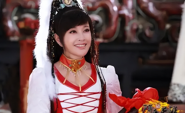 让人唏嘘！一代影星“刘晓庆”老家选墓地，素颜老人装扮引热议