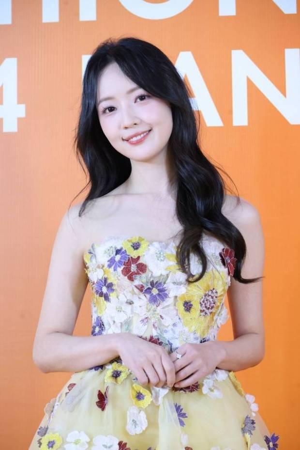 秦牛正威官宣分手后首亮相 穿抹胸花裙气色好