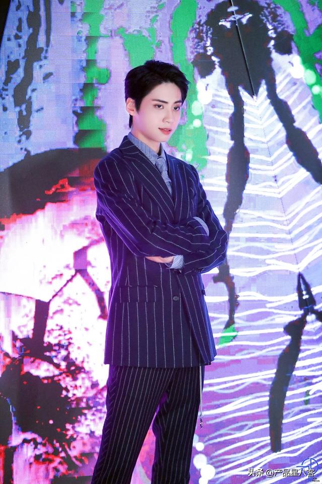 李镇赫SOLO出道，白马王子风VS霸道总裁风，长腿欧巴帅出新高度